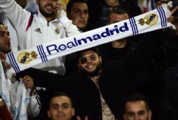 Real Madrid supporters stand before the FIFA Club World Cup final football match between Real Madrid and San Lorenzo at Marrakesh stadium in Marrakesh on December 20, 2014. AFP PHOTO/ JAVIER SORIANO