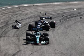 Yuki Tsunoda y Lance Stroll chocaron dejando piezas en la pista, lo que obligó a salir al Safety Car. 