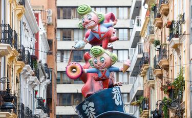 Este miércoles, 19 de marzo y día de San José, se celebrará el emocionante "Día de la Cremà" en las Fallas de Valencia, donde más de 700 monumentos que los artistas falleros han levantado por toda la ciudad arderán en un espectáculo impresionante. Marcando el broche de oro de la fiesta más emblemática de Valencia y una de las más multitudinarias de toda España. La noche se iluminará con fuegos artificiales.