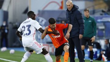 Soccer Football - Champions League - Group B - Real Madrid v Shakhtar Donetsk - Estadio Alfredo Di Stefano, Madrid, Spain - October 21, 2020 Real Madrid's Ferland Mendy in action with Shakhtar Donetsk's Manor Solomon as Real Madrid coach Zinedine Zidane l