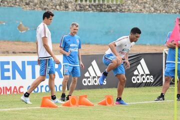 Entrenamiento de algunos jugadores convocados a la Selección Colombia para los partidos ante Venezuela en San Cristóbal y Brasil en Barranquilla por las fechas 15 y 16 de las Eliminatorias rumbo al Mundial de Rusia 2018. En los próximos días estarán llegando los demás futbolistas para integrarse a los trabajos.