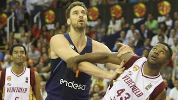 Pau Gasol pelea por un rebote con Colmenares.