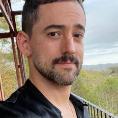 Luis Gerardo Méndez recuerda la muerte de su papá por COVID-19 y pide a sus fans vacunarse