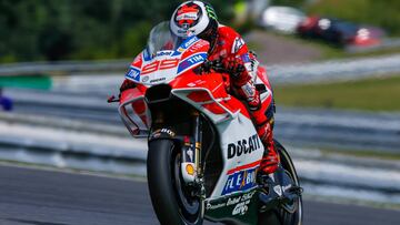 Lorenzo con el nuevo carenado en la Ducati.