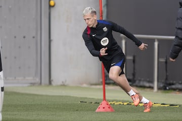 Dani Olmo entrenándose en con el club blaugrana. El jugador español acaparó todos las mirada del entrenamiento previo al partido de Copa del Rey frente al Barbastro.