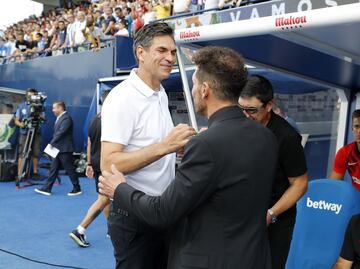El entrenador del Leganés, Pellegrino, y el entrenador del Atlético de Madrid, Simeone, se saludan antes del encuentro. 