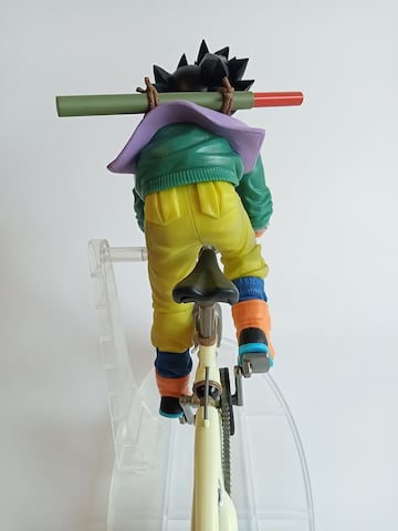 Figura de Goku en bicicleta por Banpresto