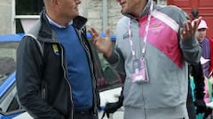 Riis y Tinkov conversan.