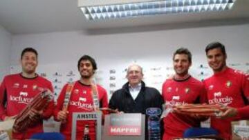 Los jugadores de Osasuna (izda a dcha) Dami&aacute;, Arribas, Bertran y Andr&eacute;s recibiendo 18 kilos de txistorra por ganar al Getafe.