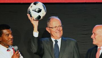 Pedro Pablo Kuczynski con el bal&oacute;n del Mundial. 