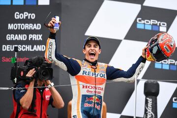 Marc Márquez celebrando su victoria en el podio del GP de Alemania