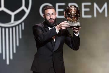 Soccer Football - 2022 Ballon d'Or - Chatelet Theatre, Paris, France - October 17, 2022 Real Madrid's Karim Benzema after winning the Ballon d'Or REUTERS/Benoit Tessier
PUBLICADA 18/10/22 NA MA01 5COL PORTADA