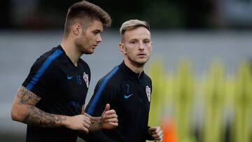 Duje Caleta Car e Ivan Rakitic, durante un entrenamiento de la selecci&oacute;n de Croacia en el Mundial de Rusia.