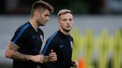 Duje Caleta Car e Ivan Rakitic, durante un entrenamiento de la selecci&oacute;n de Croacia en el Mundial de Rusia.