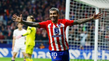 Correa celebra el gol de Memphis en el partido copero ante el Sevilla.