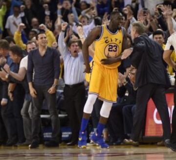 Draymond Green celebra con su entrenador, Steve Kerr.