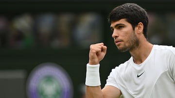 Carlos Alcaraz celebra un punto contra Nicolas Jarry en Wimbledon.