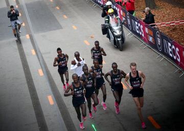 Kipchoge, de 34 años, se convirtió en Viena en el primer ser humano que baja de dos horas en 42.195 metros, la maratón aunque no será homologado como récord.