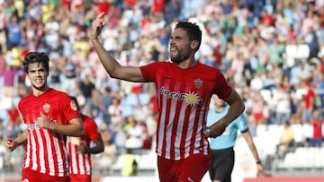 Antonio Puertas, nuevo fichaje del Granada, celebra un gol con el Almer&iacute;a esta temporada.
