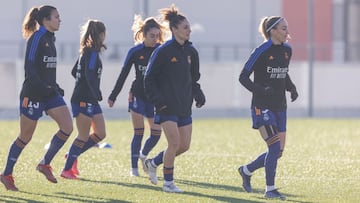 Jugadoras del Real Madrid calentando en las instalaciones del Rayo. 