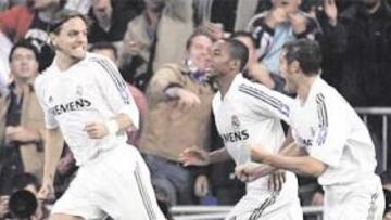 Woodgate celebra su gol