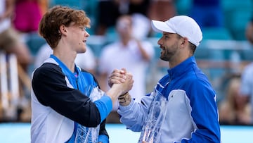 Jannik Sinner y Grigor Dimitrov se dan la mano en la ceremonia de entrega de trofeos del Miami Open.