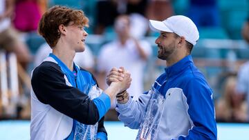 Miami (United States), 31/03/2024.- Jannik Sinner (L) of Italy celebrates with his trophy after winning the Men's final match against Grigor Dimitrov (R) of Bulgaria at the 2024 Miami Open tennis tournament at the Hard Rock Stadium in Miami, Florida, USA, 31 March 2024. (Tenis, Italia) EFE/EPA/CRISTOBAL HERRERA-ULASHKEVICH
