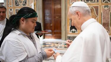 Un fan de Pokémon conoce al Papa y le pide que le firme una carta muy especial: por supuesto, aceptó