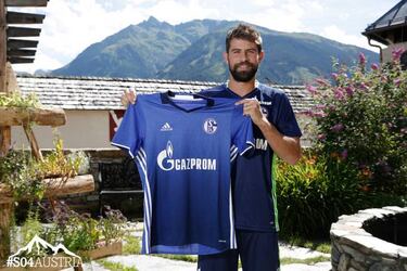 Coke Andújar posa con el uniforme del Schalke 04
