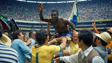 Mundial de México. 21 de junio de 1970. Final en el estadio Azteca. Brasil-Italia. Pelé celebra la victoria y su tercer Mundial. La 'canarinha' ganó 4-1 a los 'azzurri'.