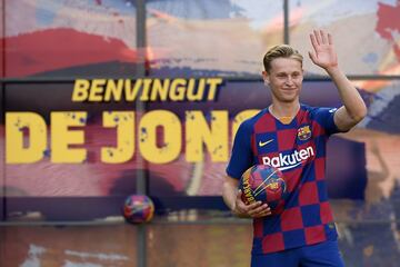 El jugador holandés Frenkie de Jong ha pisado por primera vez el Camp Nou con la camiseta del Fútbol Club Barcelona ante un gran número de barcelonistas.