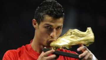 Cristiano Ronaldo besa la Bota de Oro que gan&oacute; en 2008, a&ntilde;o en el que tambi&eacute;n fue reconocido con el FIFA Pro Player of the Year.
