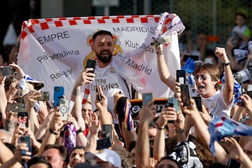 Cientos de seguidores se concentraron para recibir el autobús del Real Madrid antes del partido contra el Manchester City.