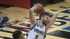 Ricky Rubio, con el bal&oacute;n, entre Mike Conley y Marc Gasol (suelo).