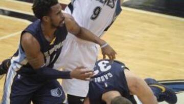 Ricky Rubio, con el balón, entre Mike Conley y Marc Gasol (suelo).