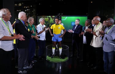 Hace cincuenta años Brasil dio al mundo una de las mejores selecciones de la historia. Allí han presentado una estatua en honor a Pelé, con la presencia de Ado, Brito, Clodoaldo, Dario, Edu, Jairzinho, Leão, Roberto, Piazza y el presidente de la CBF, Roberto Caboclo, quienes aplauden en la foto.