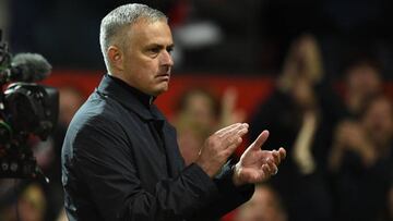 Mourinho aplaude tras la victoria del United.