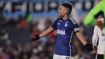 AME783. BUENOS AIRES (ARGENTINA), 09/07/2024.- Radamel Falcao García de Millonarios reacciona este martes, durante un partido amistoso entre Millonarios y River Plate, en el estadio Mâs Monumental, en Buenos Aires (Argentina). EFE/ Str
