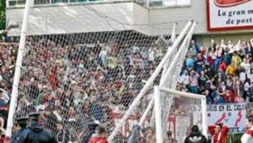 <b>PARÓN. </b>Así quedaron los postes y la red situados en el fondo sur de Vallecas tras una avalancha.