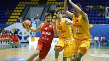 Yusta y Ramón Vila en acción defensiva ante el equipo belga.