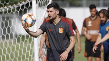 Aarón Martín, en un entrenamiento con la Sub-21.
