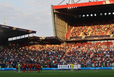 Minuto de silencio por el fallecimiento del Silvio Berlusconi.
