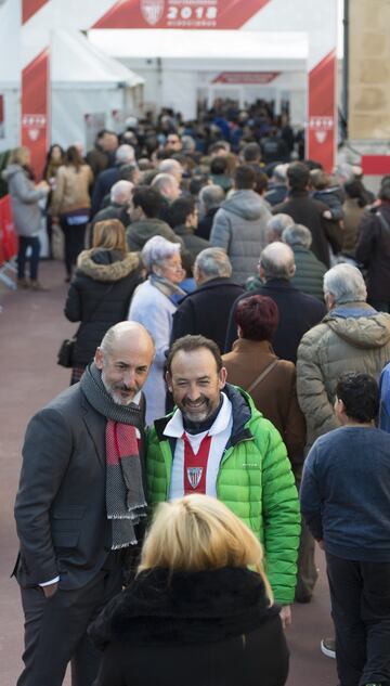 El candidato Aitor Elizegi se fotografía con un seguidor. 
 