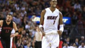 Chris Bosh celebra una canasta en el partido Miami-Toronto.