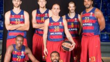 Shane Lawal (sentado en el centro), junto a los otros seis fichajes del Fc Barcelona Lassa para este temporada.