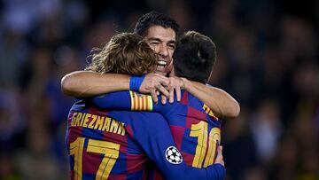 Abrazo entre Messi, Suárez y Griezmann.