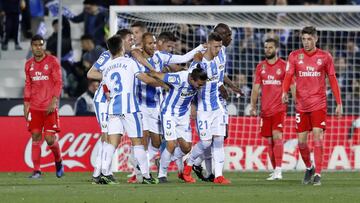 Los jugadores del Leganés celebran el primer gol del partido contra el Real Madrid ante la mirada de Casemiro, Nacho y Valverde.