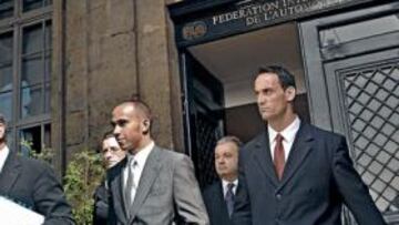 <b>A LA SALIDA DE LA SEDE DE LA FIA. </b>Lewis Hamilton compareció ante el Tribunal en la sesión vespertina y volvió a insistir en la inocencia de su maniobra en Bélgica.