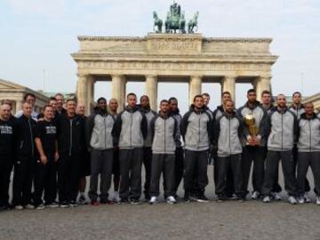 Los San Antonio Spurs al completo posan en la puerta de Brandeburgo, en Berlín, con el trofeo de campeones de la NBA.