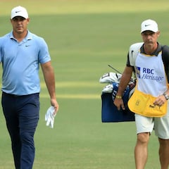Koepka se baja del Travelers al dar su caddie positivo